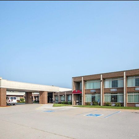 The Highlander Hotel, Ascend Hotel Collection Iowa City Exterior photo
