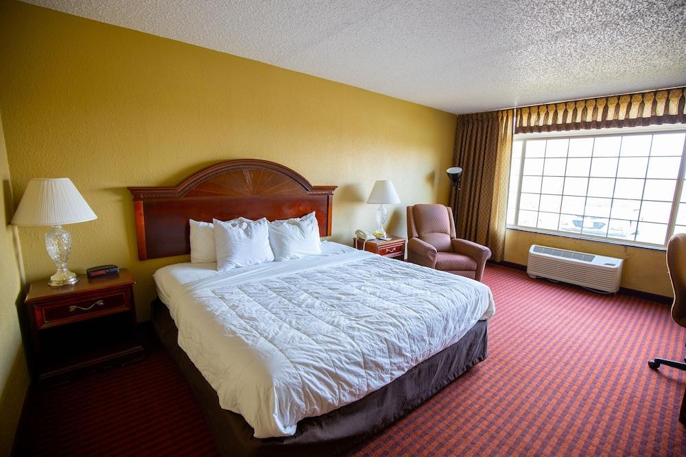 The Highlander Hotel, Ascend Hotel Collection Iowa City Exterior photo