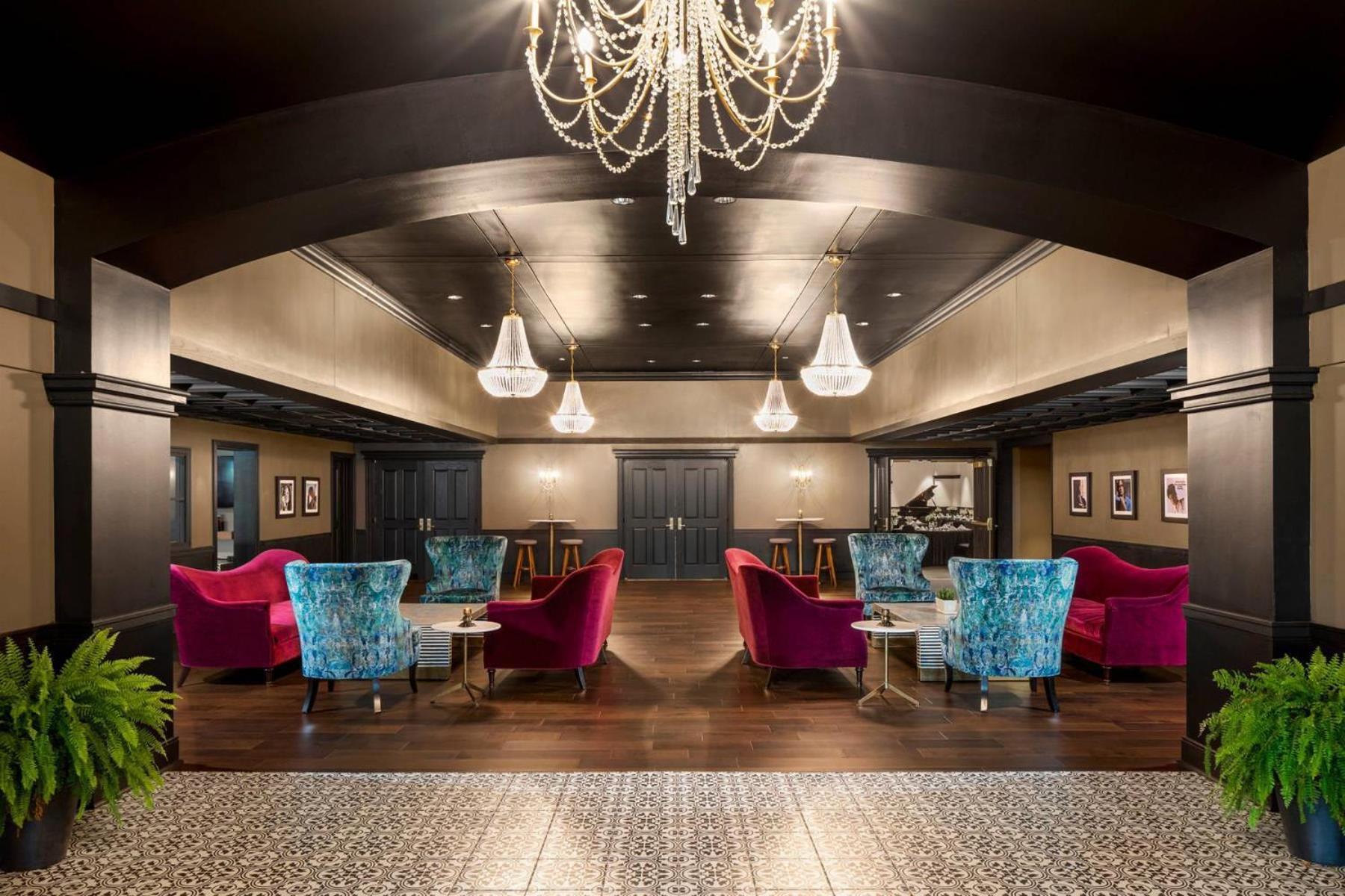 The Highlander Hotel, Ascend Hotel Collection Iowa City Exterior photo