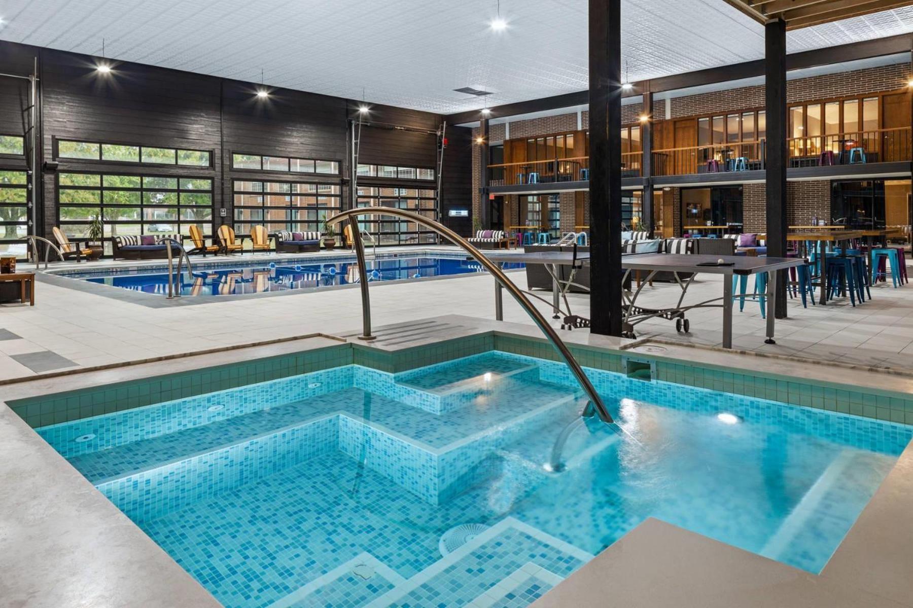 The Highlander Hotel, Ascend Hotel Collection Iowa City Exterior photo