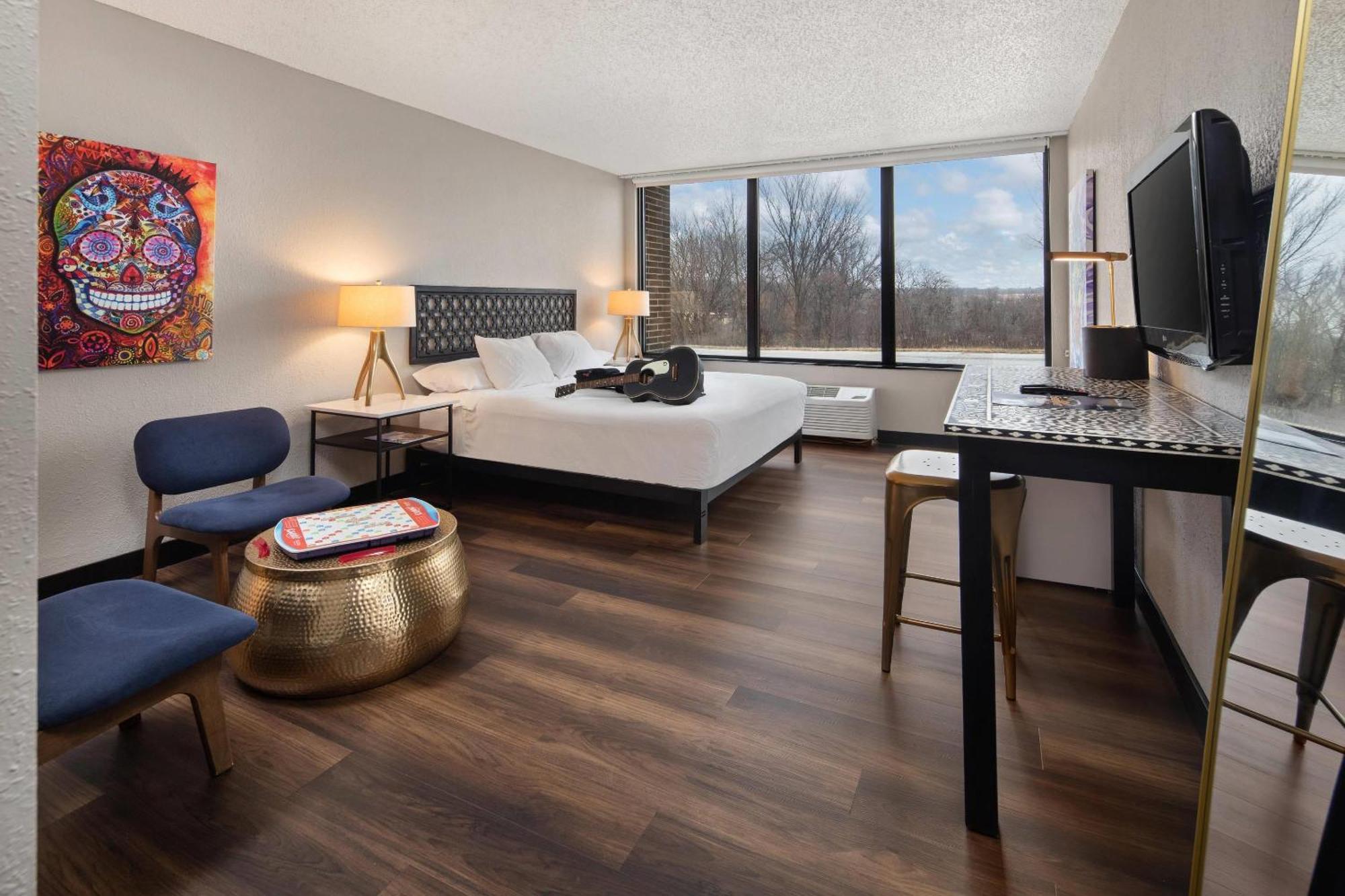 The Highlander Hotel, Ascend Hotel Collection Iowa City Exterior photo