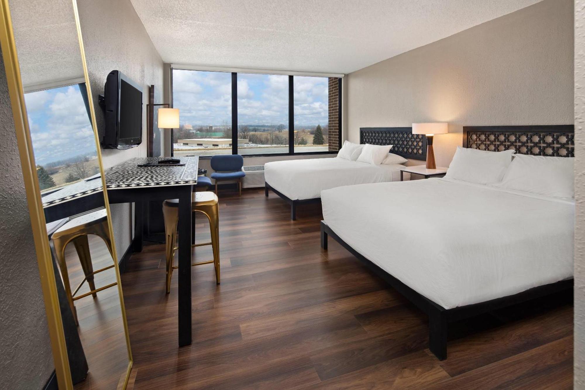 The Highlander Hotel, Ascend Hotel Collection Iowa City Exterior photo