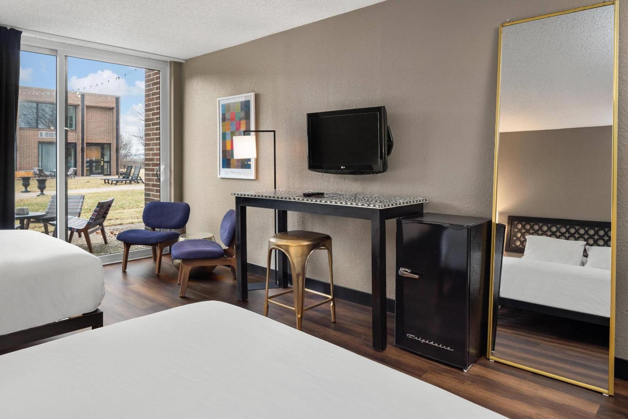 The Highlander Hotel, Ascend Hotel Collection Iowa City Exterior photo